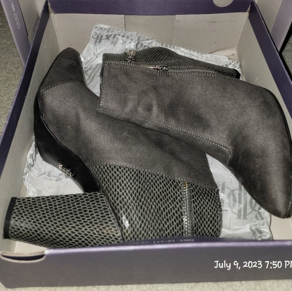 Jennifer Lopez Size 9 - Picture 2 of 5